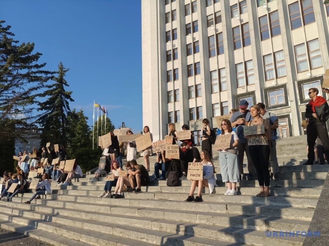У Києві та інших містах пройшла акція з вимогою ухвалити законопроєкт про відновлення незалежності НАБУ та САП. Фото й відео