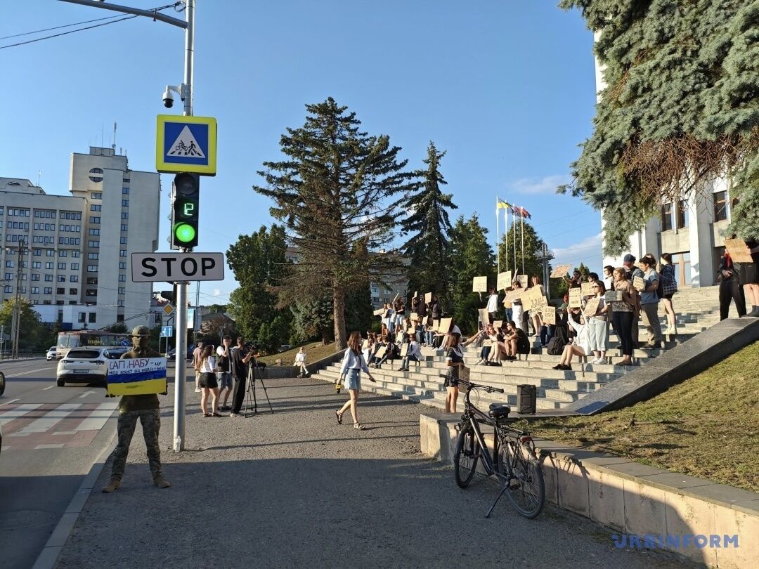 У Києві та інших містах пройшла акція з вимогою ухвалити законопроєкт про відновлення незалежності НАБУ та САП. Фото й відео
