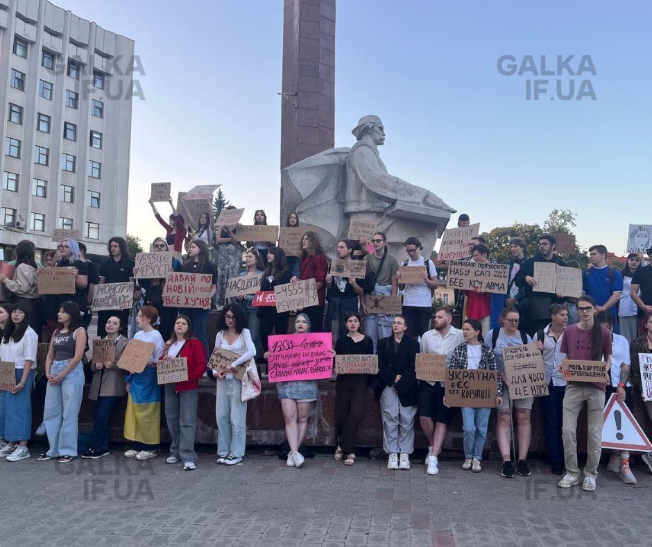 У Києві та інших містах пройшла акція з вимогою ухвалити законопроєкт про відновлення незалежності НАБУ та САП. Фото й відео