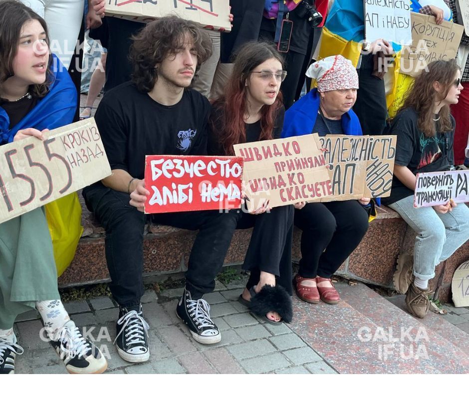 У Києві та інших містах пройшла акція з вимогою ухвалити законопроєкт про відновлення незалежності НАБУ та САП. Фото й відео