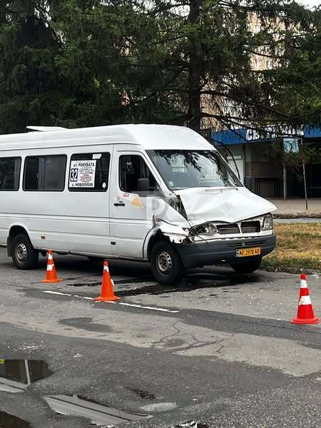 В Кривом Роге произошло ДТП с участием маршрутки и хлебовоза: есть пострадавшие. Фото и видео