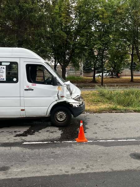 В Кривом Роге произошло ДТП с участием маршрутки и хлебовоза: есть пострадавшие. Фото и видео