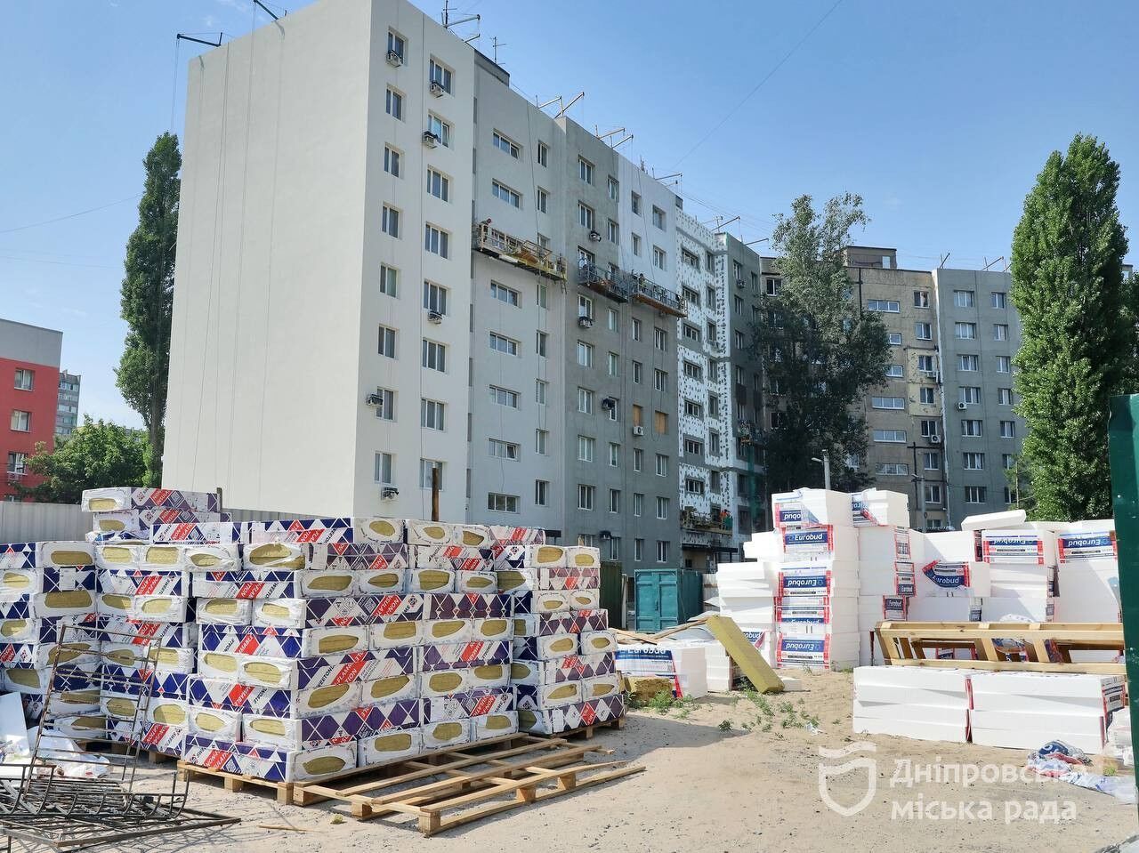 В Днепре утепляют дом, в котором обстрелом были полностью разрушены два подъезда