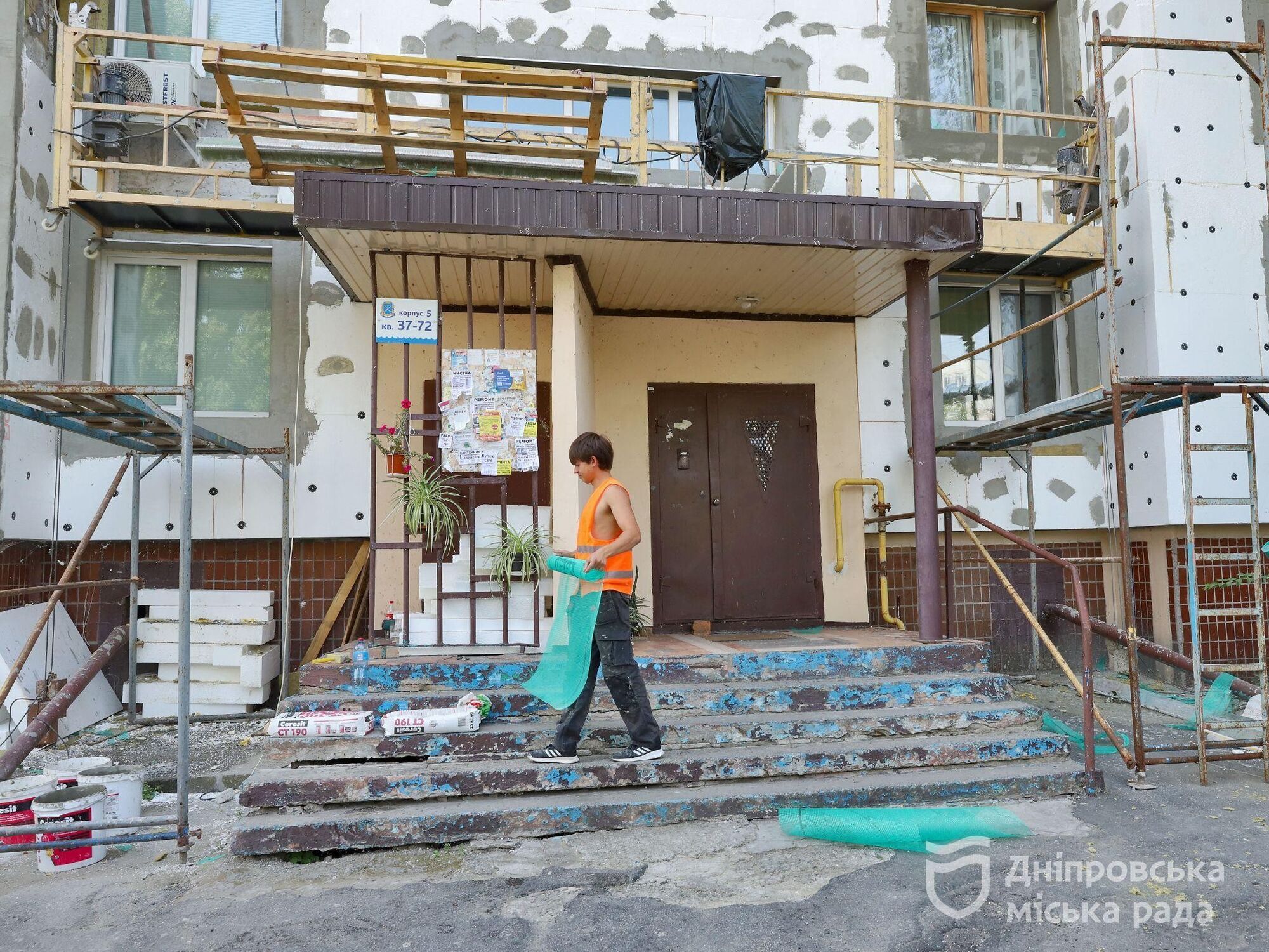 В Днепре утепляют дом, в котором обстрелом были полностью разрушены два подъезда