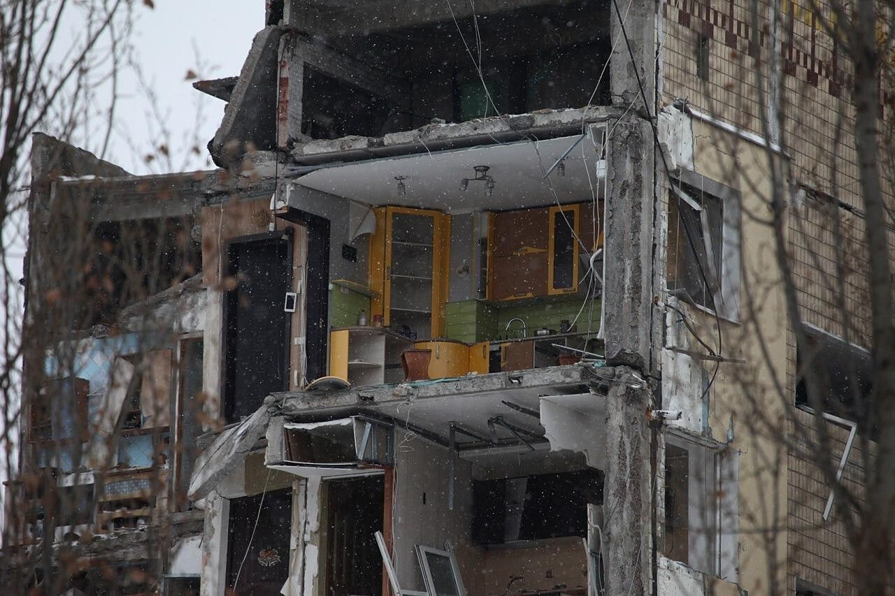 В Днепре утепляют дом, в котором обстрелом были полностью разрушены два подъезда