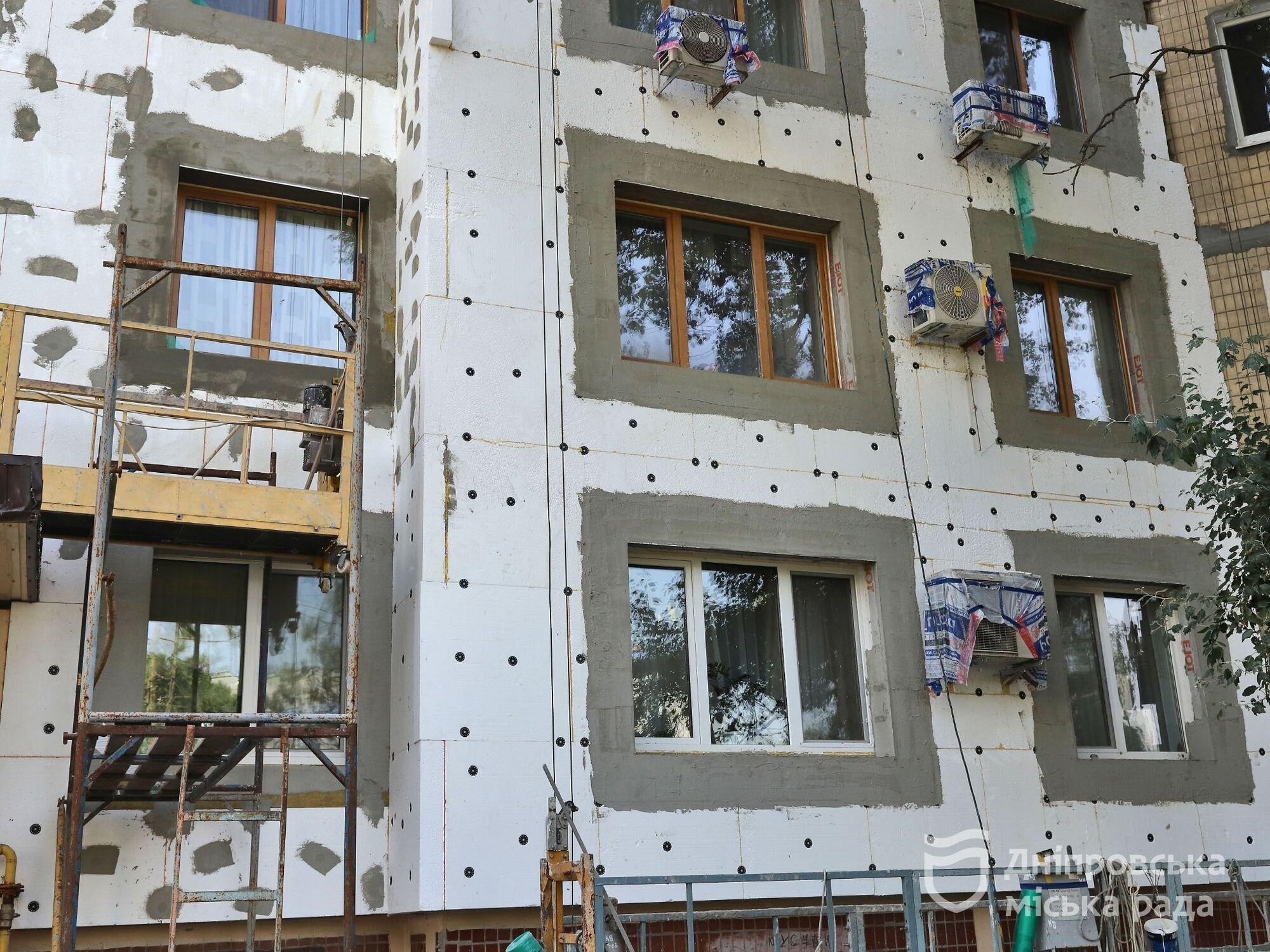 В Днепре утепляют дом, в котором обстрелом были полностью разрушены два подъезда