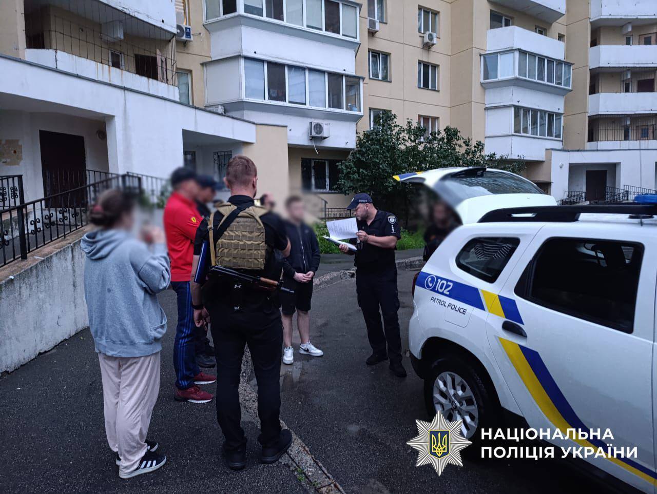У Києві на Троєщині водій вистрілив у лице перехожому через зауваження щодо паркування авто. Подробиці, фото та відео