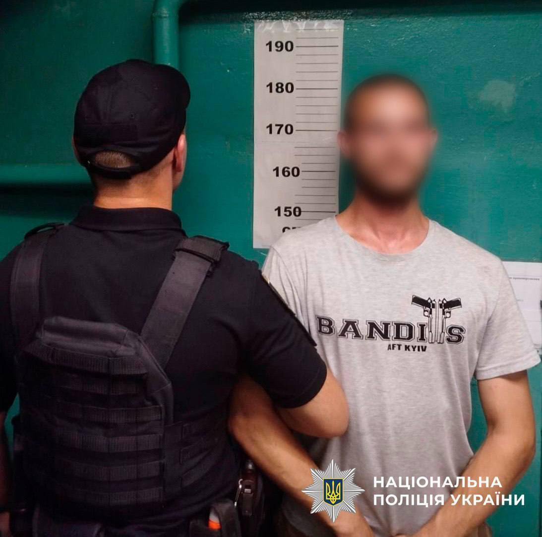 У Києві п’яний "зачепер" катався між вагонами метро, а потім тікав від поліції. Фото та відео