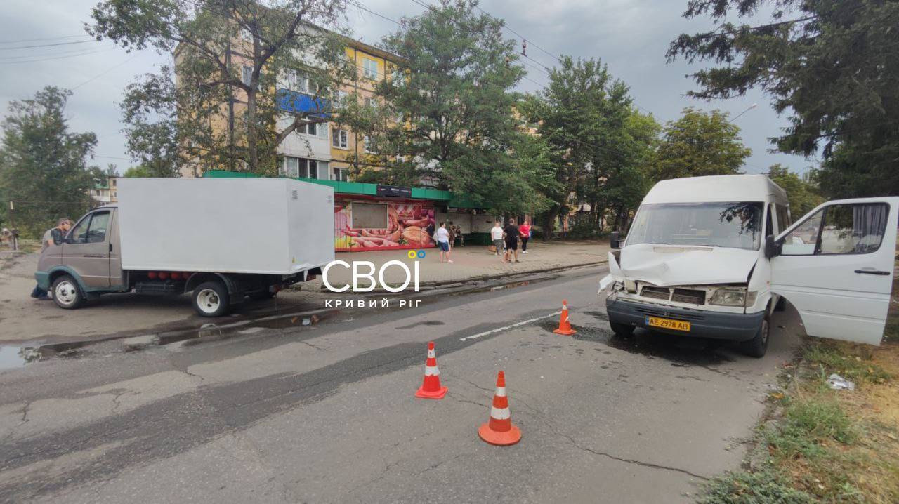 В Кривом Роге произошло ДТП с участием маршрутки и хлебовоза: есть пострадавшие. Фото и видео