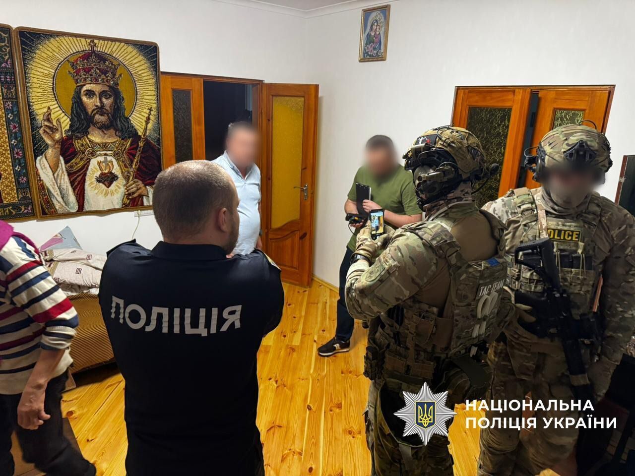 12 лицам объявили о подозрениях