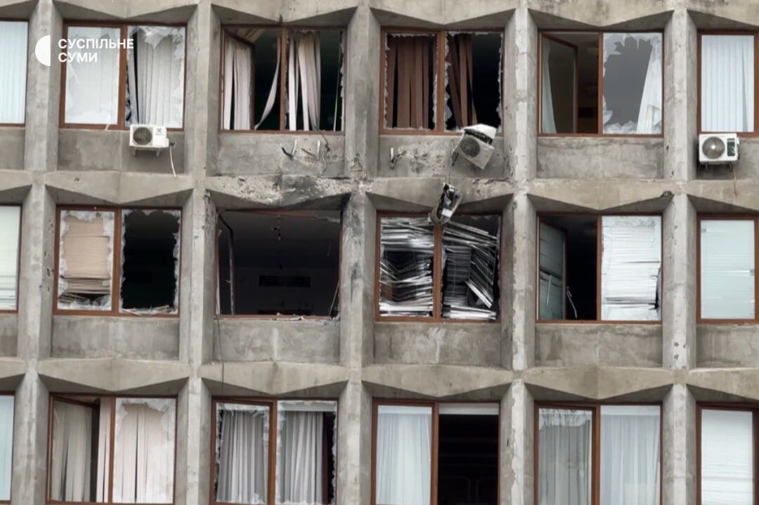 Оккупанты ударили по Сумам: повреждено здание ОГА, есть раненые. Фото