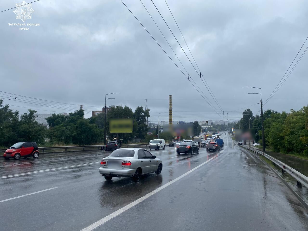 У Києві на Оболоні сталась масштабна ДТП, утворився затор. Подробиці, фото та відео