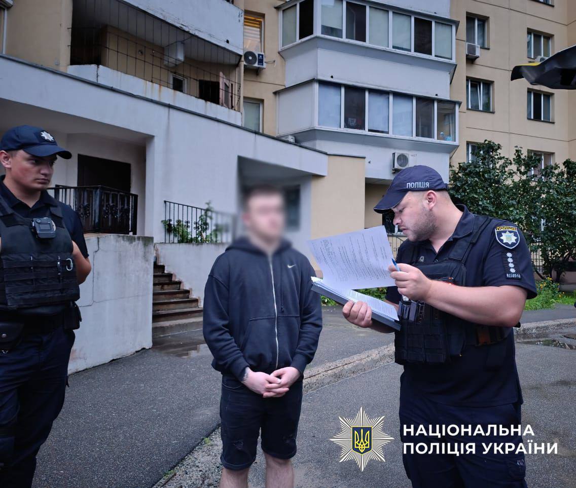 У Києві на Троєщині водій вистрілив у лице перехожому через зауваження щодо паркування авто. Подробиці, фото та відео