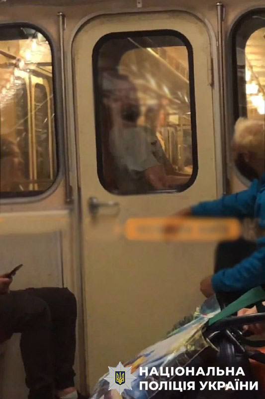 У Києві п’яний "зачепер" катався між вагонами метро, а потім тікав від поліції. Фото та відео