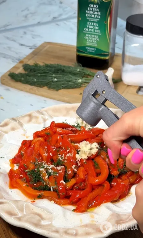 Вкусная закуска из запеченного болгарского перца: можно выкладывать на бутерброды или есть как салат