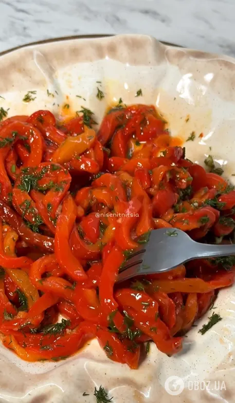 Вкусная закуска из запеченного болгарского перца: можно выкладывать на бутерброды или есть как салат