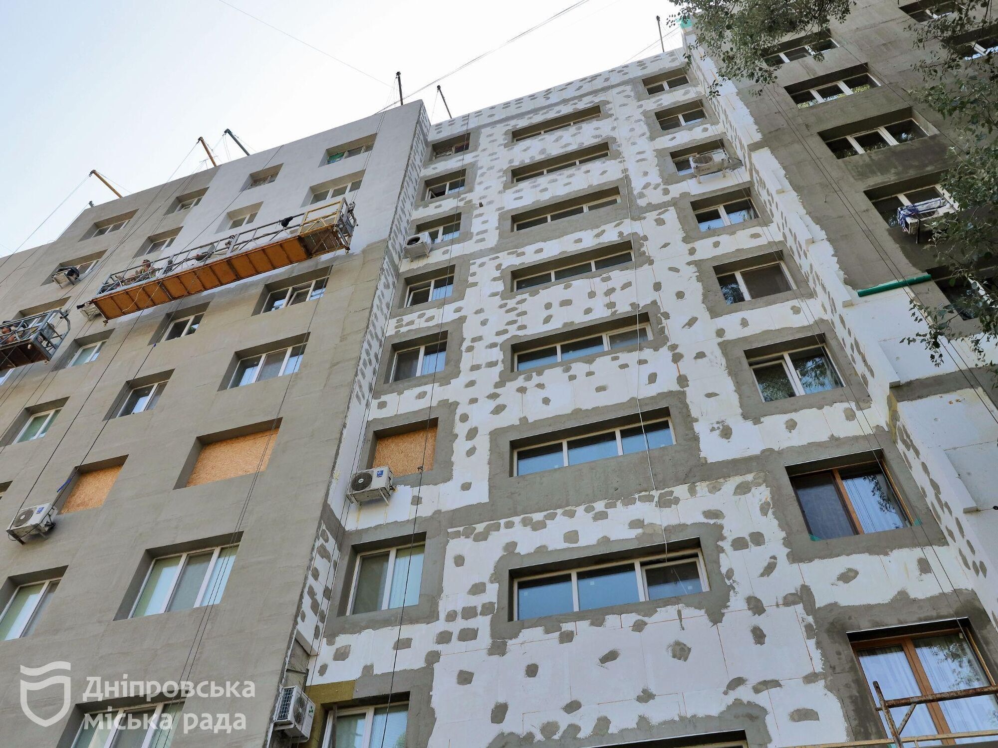 В Днепре утепляют дом, в котором обстрелом были полностью разрушены два подъезда