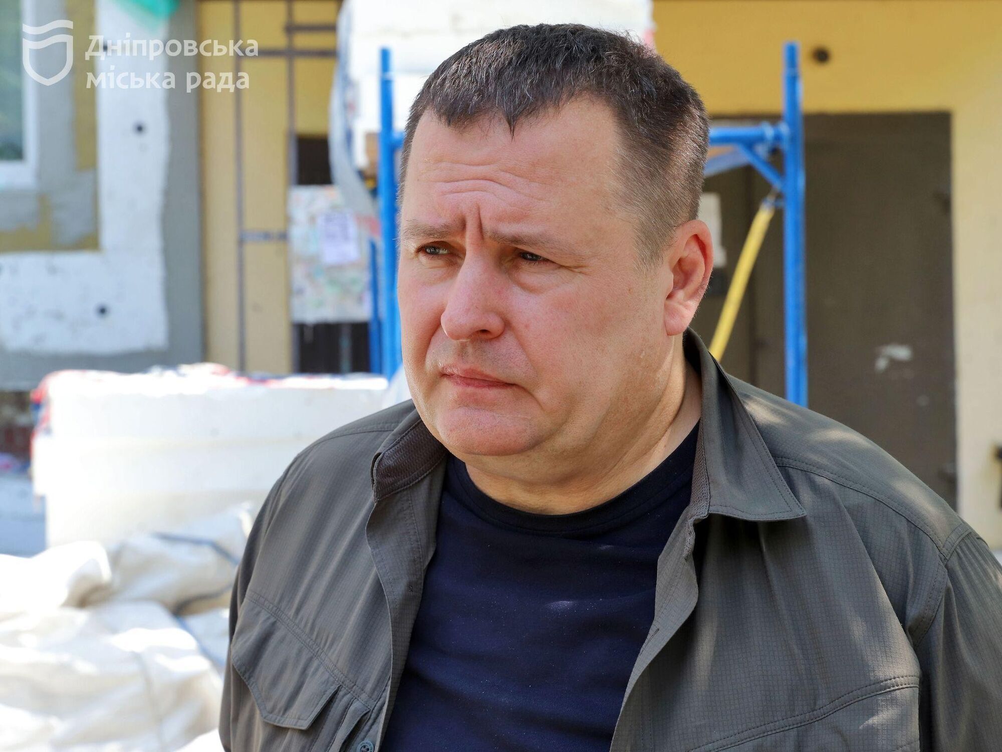 В Днепре утепляют дом, в котором обстрелом были полностью разрушены два подъезда