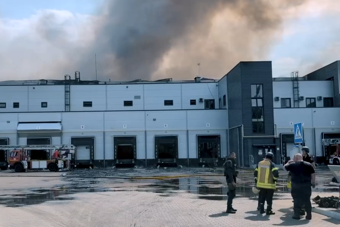 Оккупанты ударили по поселку в пригороде Харькова: есть жертва и пострадавшие. Видео