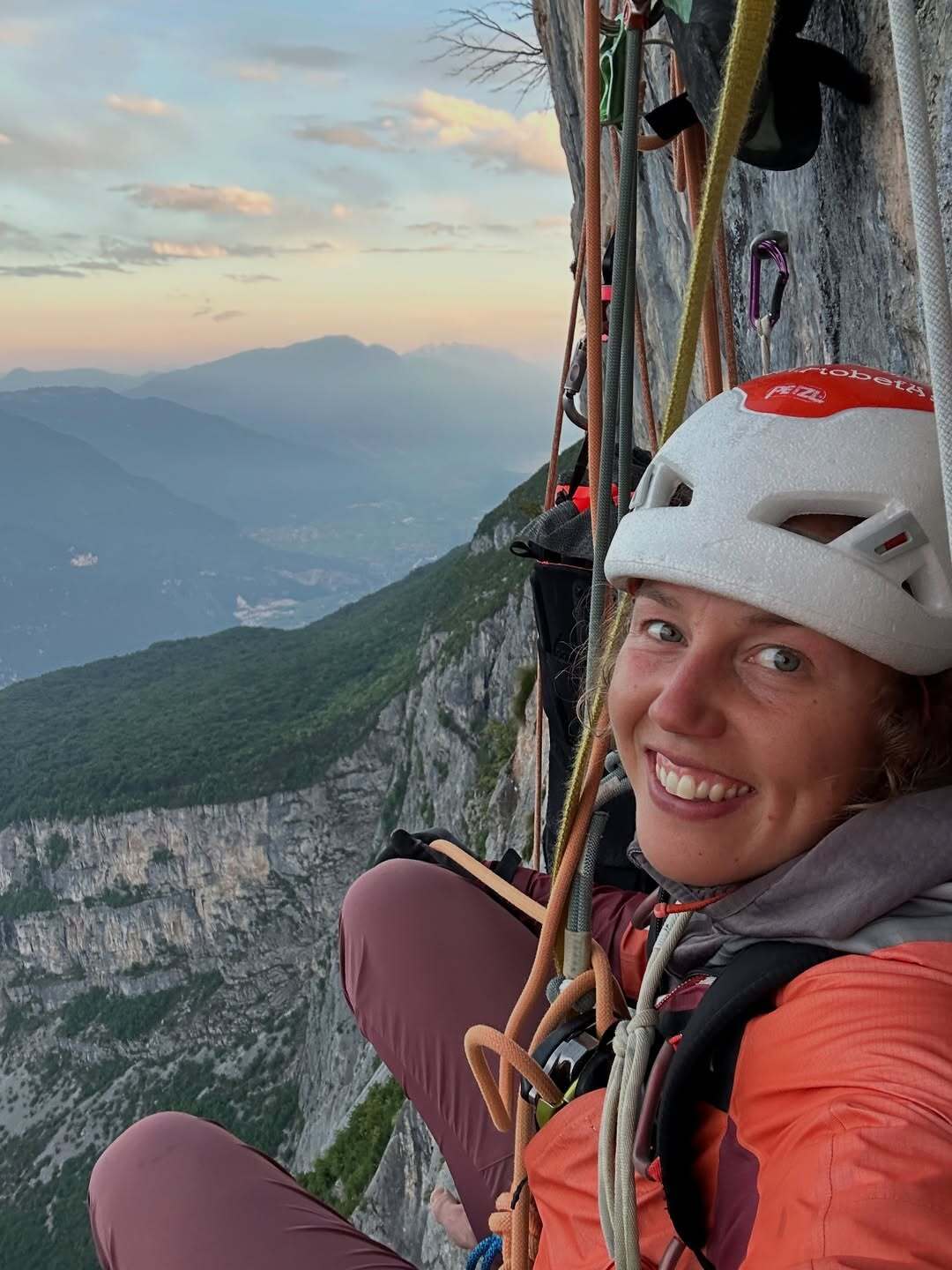 https://i.obozrevatel.com/gallery/2025/7/30/via-vertigine-am-monte-brento-1000m-30-sl-vi-a2-min-30-basejumper-die-1.jpg