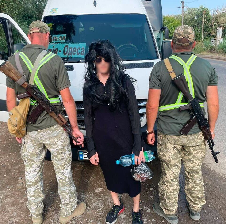 Надел парик, очки и платье: в Одесской области разоблачили мужчину, который пытался выехать из Украины рейсовым автобусом. Фото и видео