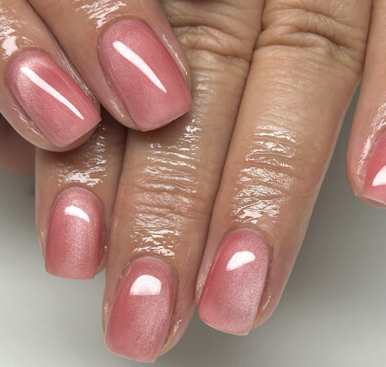 Оксамитовий манікюр: осінні ідеї для жінок із вишуканим смаком