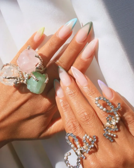 Стильно і цікаво: який варіант французького манікюру зробити у 2025 році