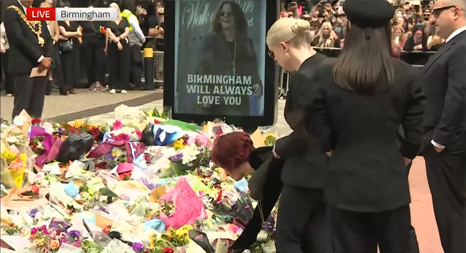Розмах похорону вражає: як пройшло прощання з Оззі Осборном, на яке знесли тисячі останніх подарунків