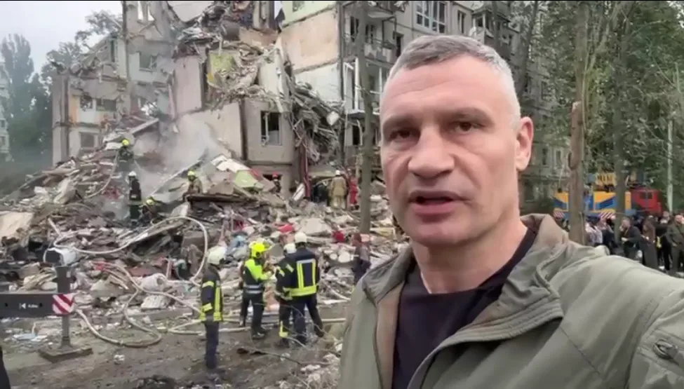 У зруйнованому під’їзді було 54 квартири: Віталій Кличко показав наслідки влучання ракети РФ у будинок в Києві. Відео