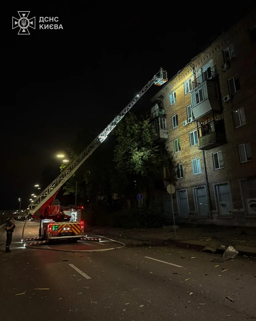 РФ масовано атакувала Київ "Шахедами" і ракетами: лунали вибухи, зафіксовано пожежі, є потерпілі. Фото