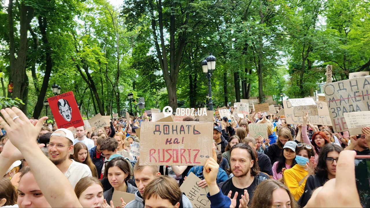 З криками та оплесками: учасники мітингу під Радою бурхливо відреагували на ухвалення закону про повернення незалежності НАБУ і САП. Відео