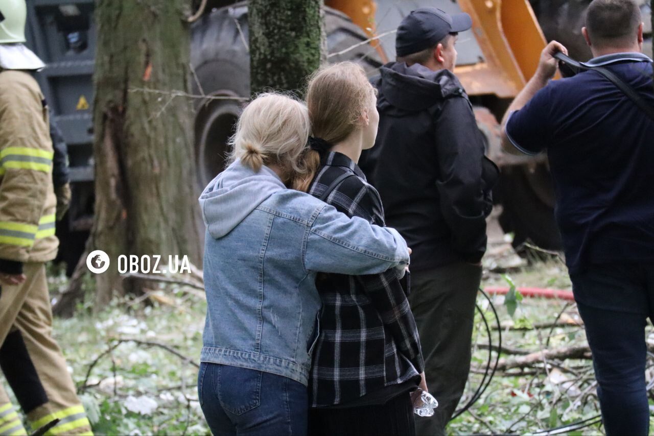 Среди погибших – шестилетний мальчик: в Киеве возросло количество жертв российского удара, разбор завалов продолжается. Фото и видео