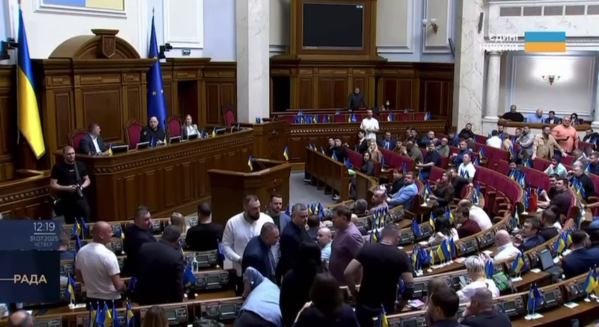 Первая за время большой войны трансляция заседания Рады началась со столкновения: кто "отличился". Видео