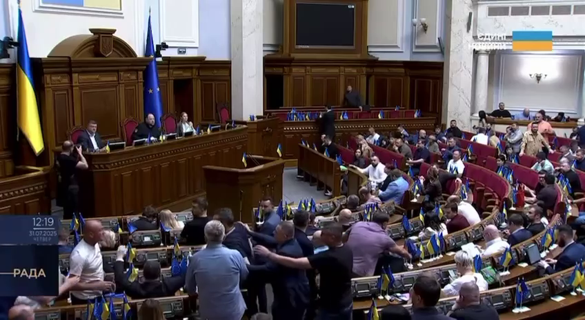 Первая за время большой войны трансляция заседания Рады началась со столкновения: кто "отличился". Видео