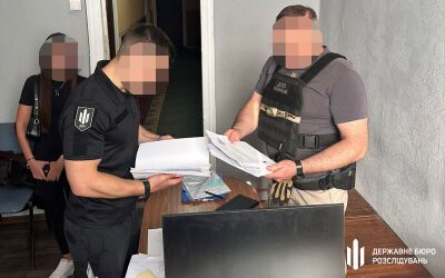 Водив по кабінетах ТЦК: у Харкові правоохоронець за гроші хотів зняти ухилянта з розшуку. Фото