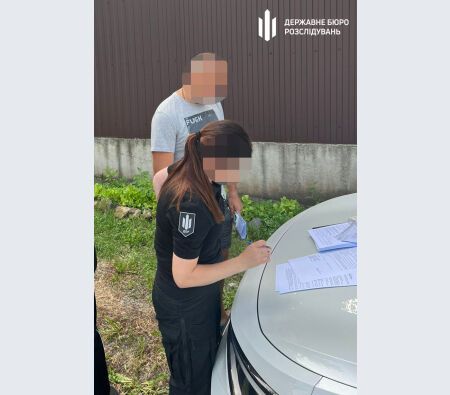 Водив по кабінетах ТЦК: у Харкові правоохоронець за гроші хотів зняти ухилянта з розшуку. Фото