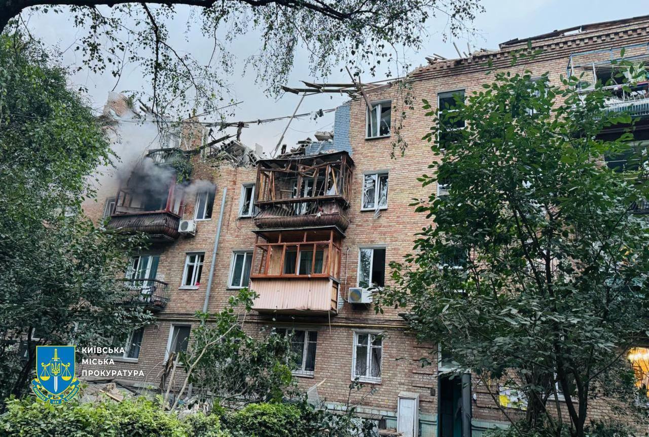 Среди погибших – шестилетний мальчик: в Киеве возросло количество жертв российского удара, разбор завалов продолжается. Фото и видео