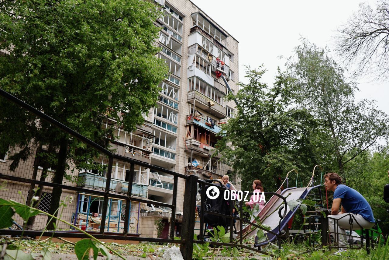 Выбиты окна в домах, сгорели авто: последствия обстрела РФ в Голосеевском районе Киева. Фото и видео