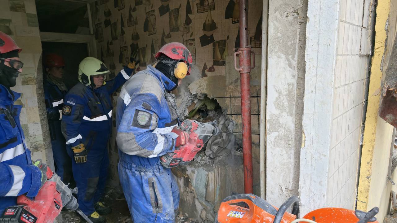 Оказался в "бетонном склепе": в Киеве спасли мужчину из-под завалов разрушенного российским ударом подъезда. Подробности, фото и видео