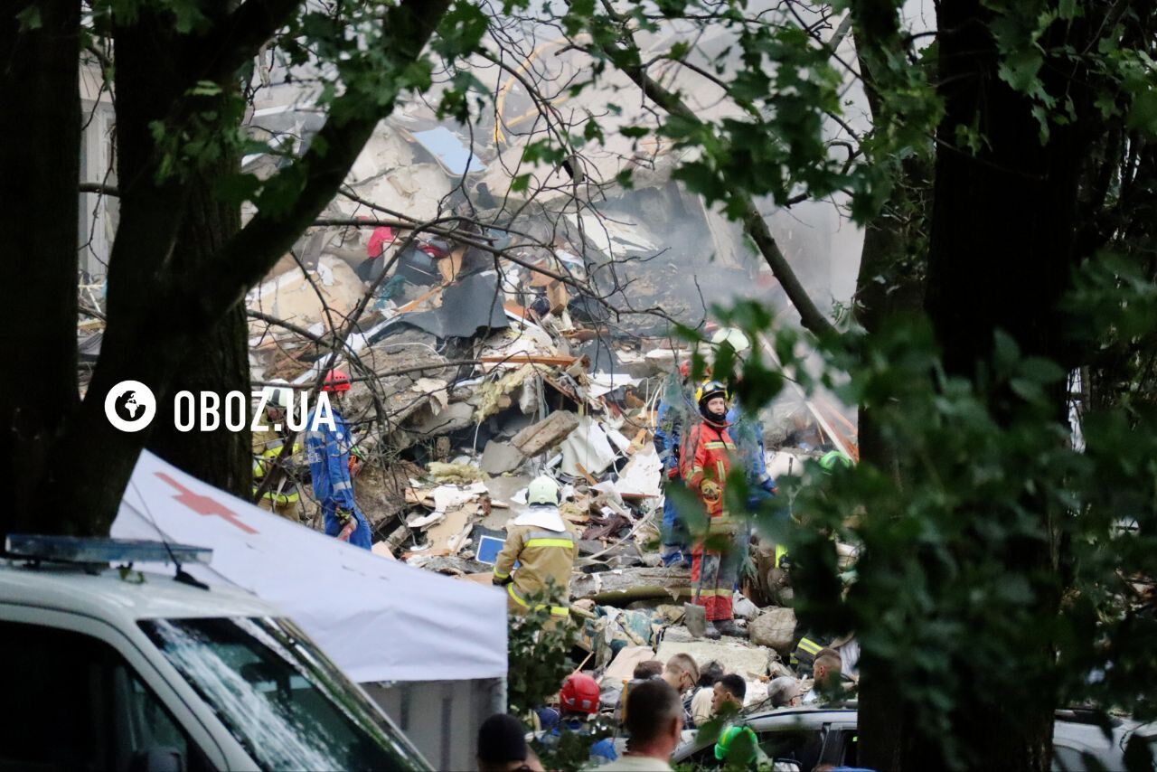 У жінки під завалами опинилися двоє синів: нові деталі рятувальної операції в Києві, де російська ракета влучила в будинок. Відео