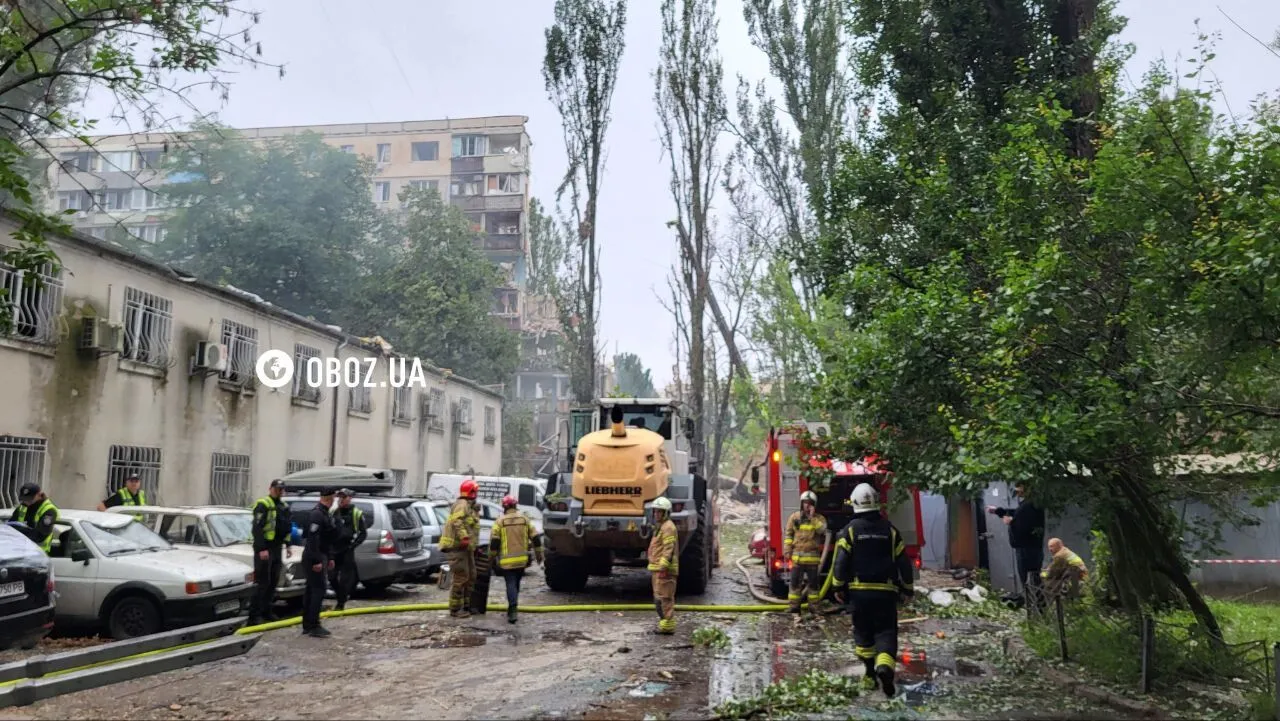 У зруйнованому під’їзді було 54 квартири: Віталій Кличко показав наслідки влучання ракети РФ у будинок в Києві. Відео