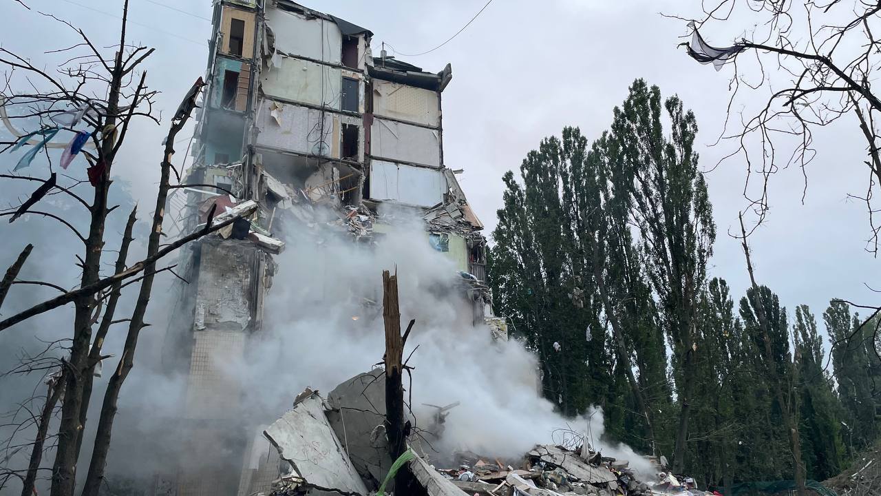 У Києві дівчина випала з дев'ятого поверху будинку під час обстрілу РФ і вижила. Відео