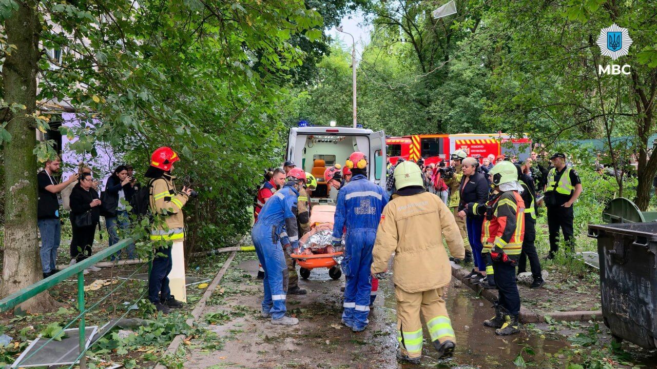 Оказался в "бетонном склепе": в Киеве спасли мужчину из-под завалов разрушенного российским ударом подъезда. Подробности, фото и видео