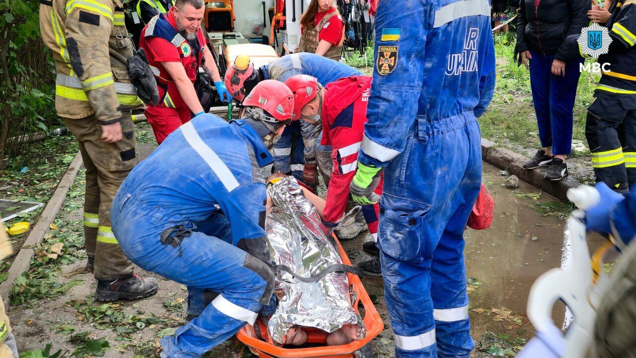 Оказался в "бетонном склепе": в Киеве спасли мужчину из-под завалов разрушенного российским ударом подъезда. Подробности, фото и видео