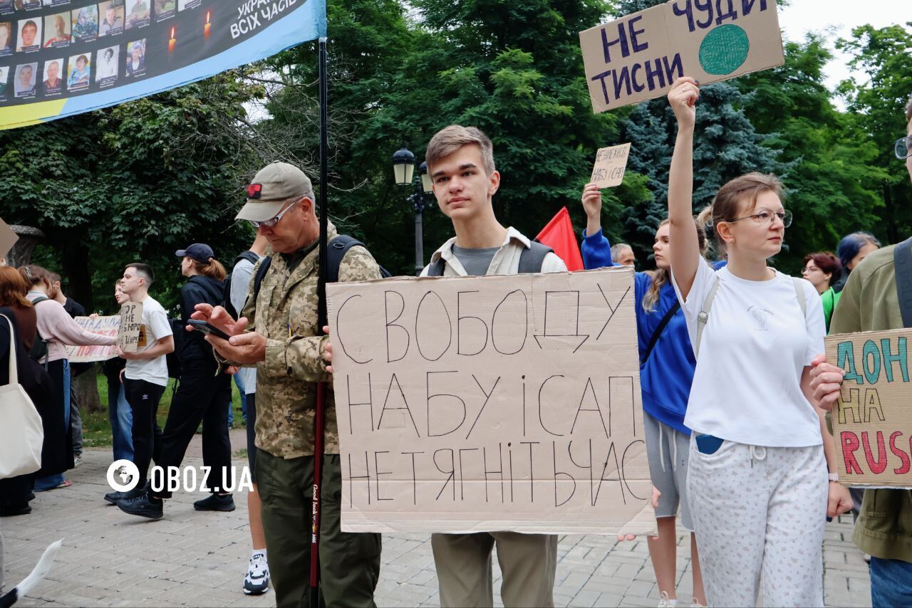 "Не тягніть час": під Радою пройшла акція з вимогою повернути незалежність НАБУ і САП, ухвалення закону зустріли оплесками. Фото і відео