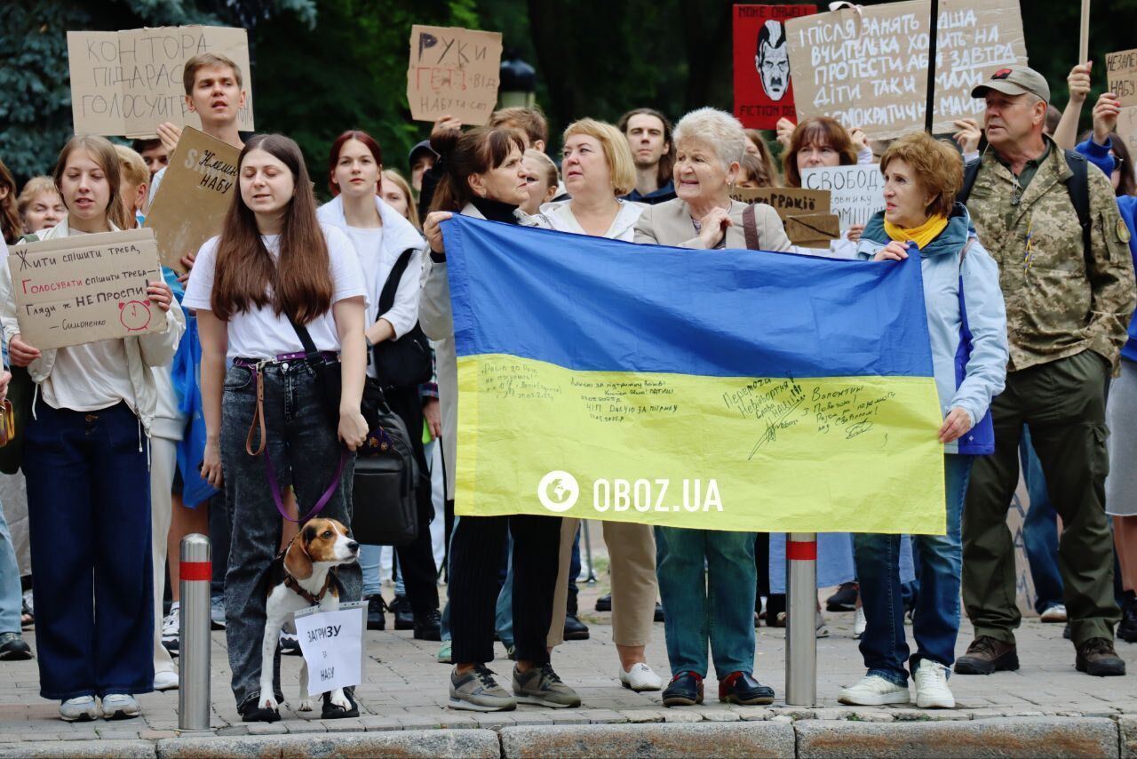 "Не тягніть час": під Радою пройшла акція з вимогою повернути незалежність НАБУ і САП, ухвалення закону зустріли оплесками. Фото і відео