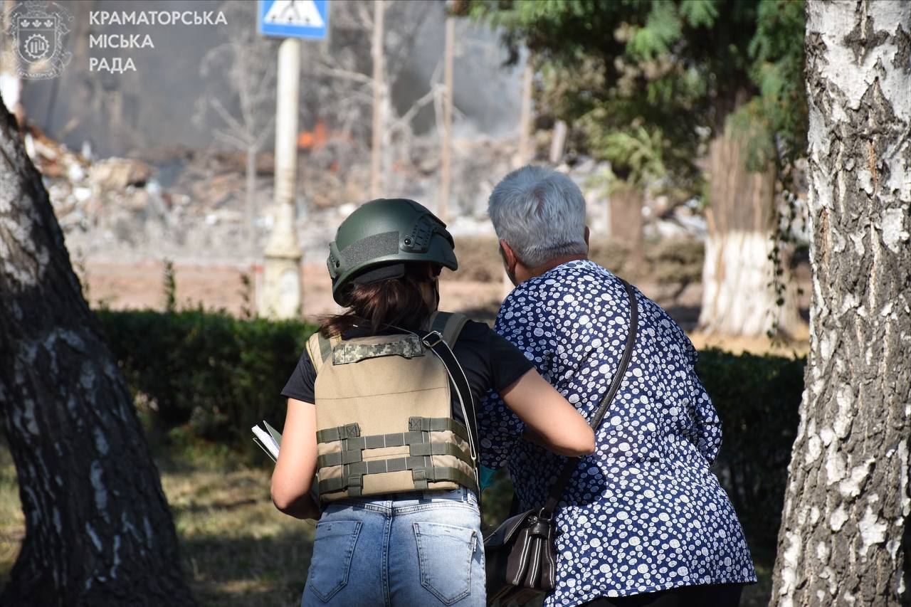 Количество жертв удара РФ по Краматорску возросло до семи: поисковая операция продолжается. Фото и видео