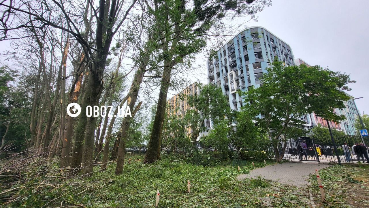 Выбиты окна в домах, сгорели авто: последствия обстрела РФ в Голосеевском районе Киева. Фото и видео