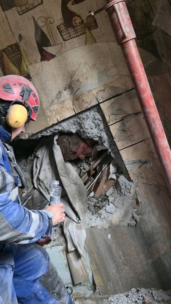 Оказался в "бетонном склепе": в Киеве спасли мужчину из-под завалов разрушенного российским ударом подъезда. Подробности, фото и видео
