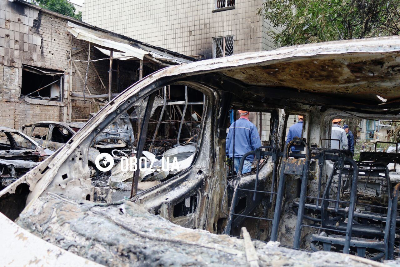 Выбиты окна в домах, сгорели авто: последствия обстрела РФ в Голосеевском районе Киева. Фото и видео
